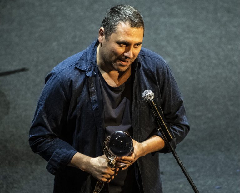 Radu Jude exorcisa demónios do passado romeno e vence Globo de Cristal no 53º festival de Karlovy Vary