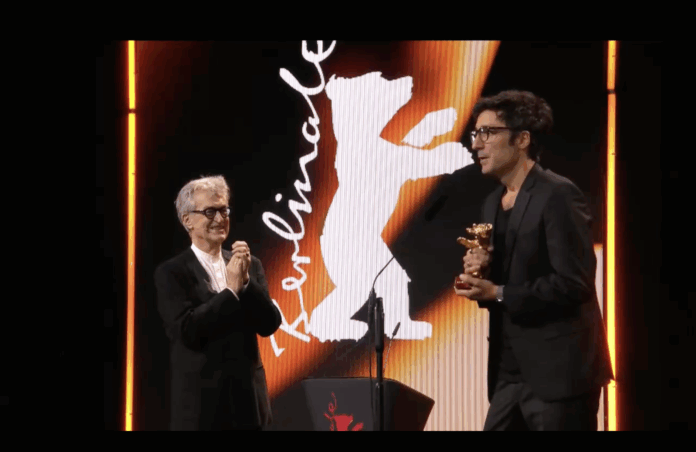 Ilker Çatak recebe de Wim Wenders o Urso para 'Yellow Letters'